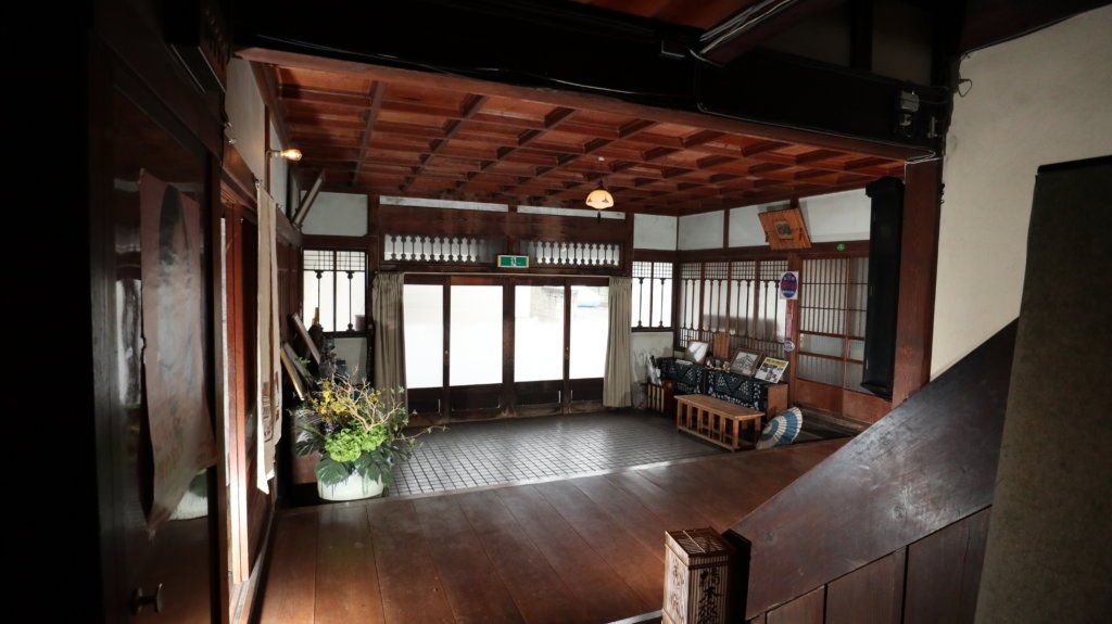 登録有形文化財橋本旅館スタジオ正面玄関中