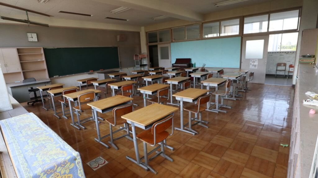 撮影できる学校スタジオ・机と椅子が並ぶ教室