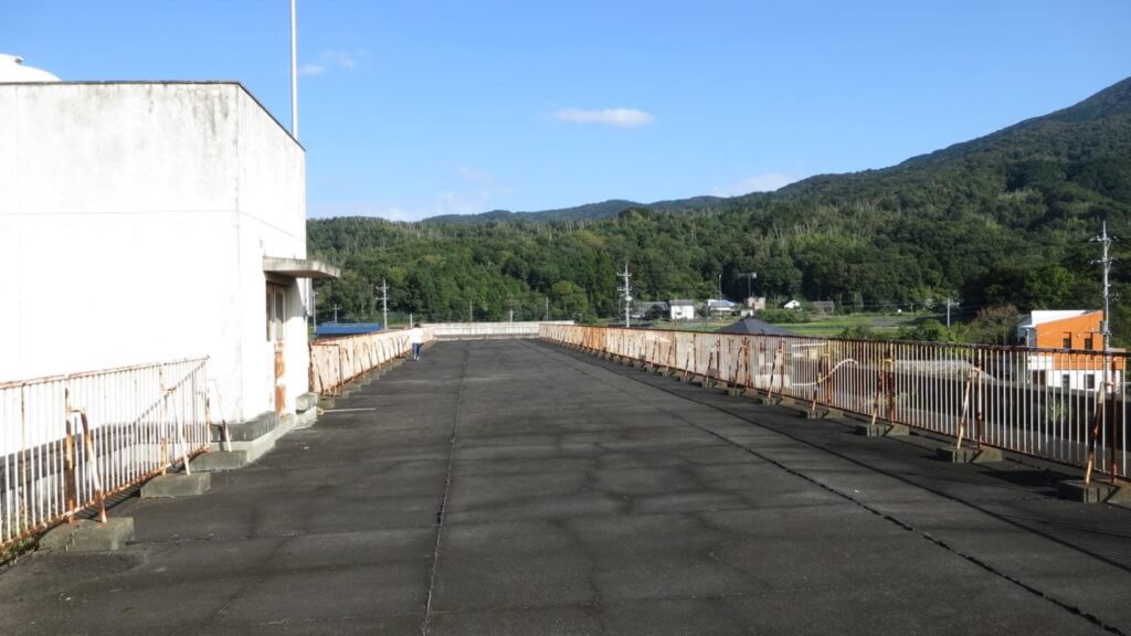 まるまる撮影で使える学校スタジオの屋上から観える筑波山・田舎の学校・ロケ地