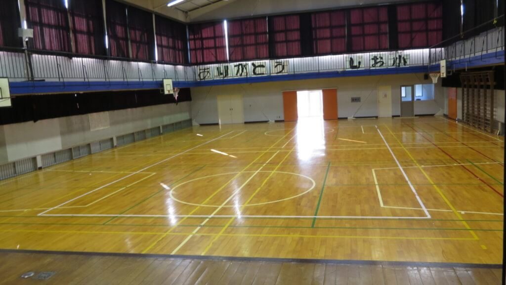 まるまる撮影で使える学校スタジオの体育館の舞台にピアノあります・ロケ地・撮影小道具