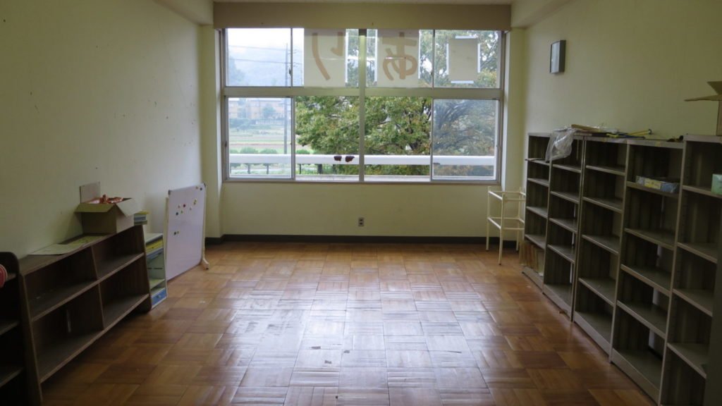 まるごと撮影で使える学校スタジオの保護者図書室・大人の図書館・片付け中