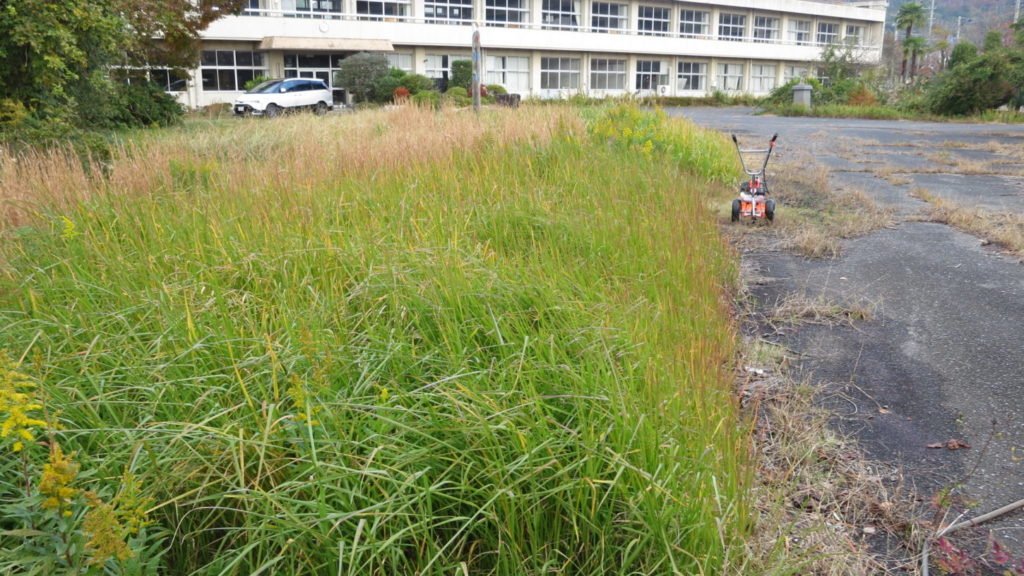 まるまる撮影で使える学校スタジオの庭の草刈り・雑草駆除・草刈り機