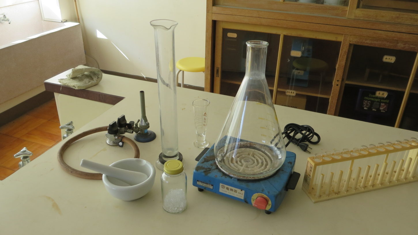 いろいろ撮影できちゃう学校スタジオ・実験準備室・実験室・実験道具・結晶・薬瓶