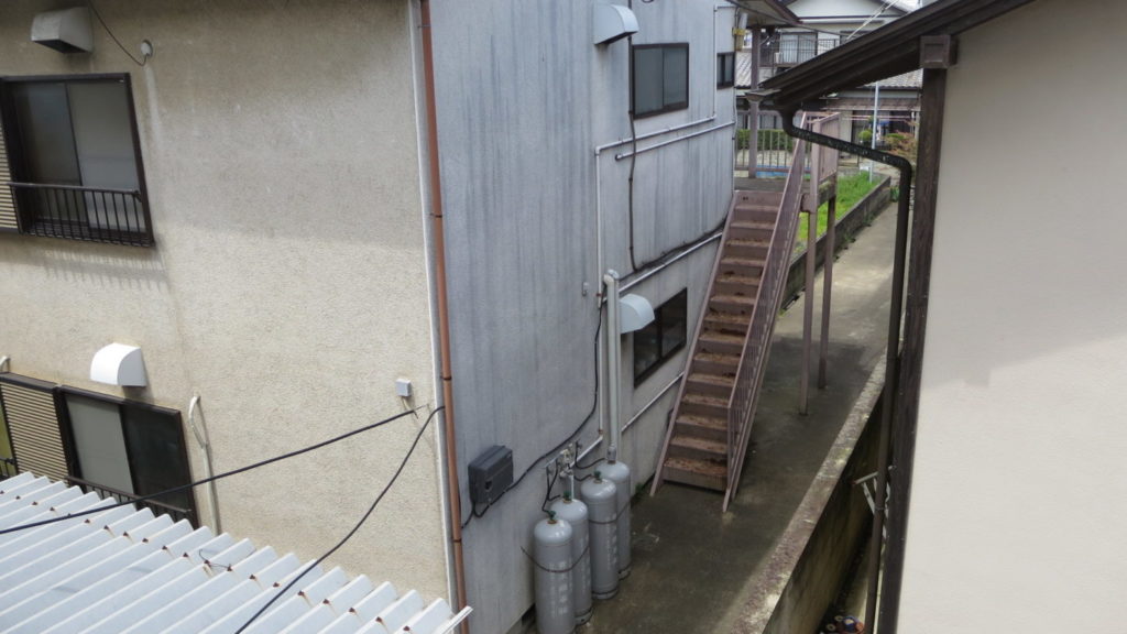 昭和でレトロなアパートスタジオの外階段・2か所・両端にあります
