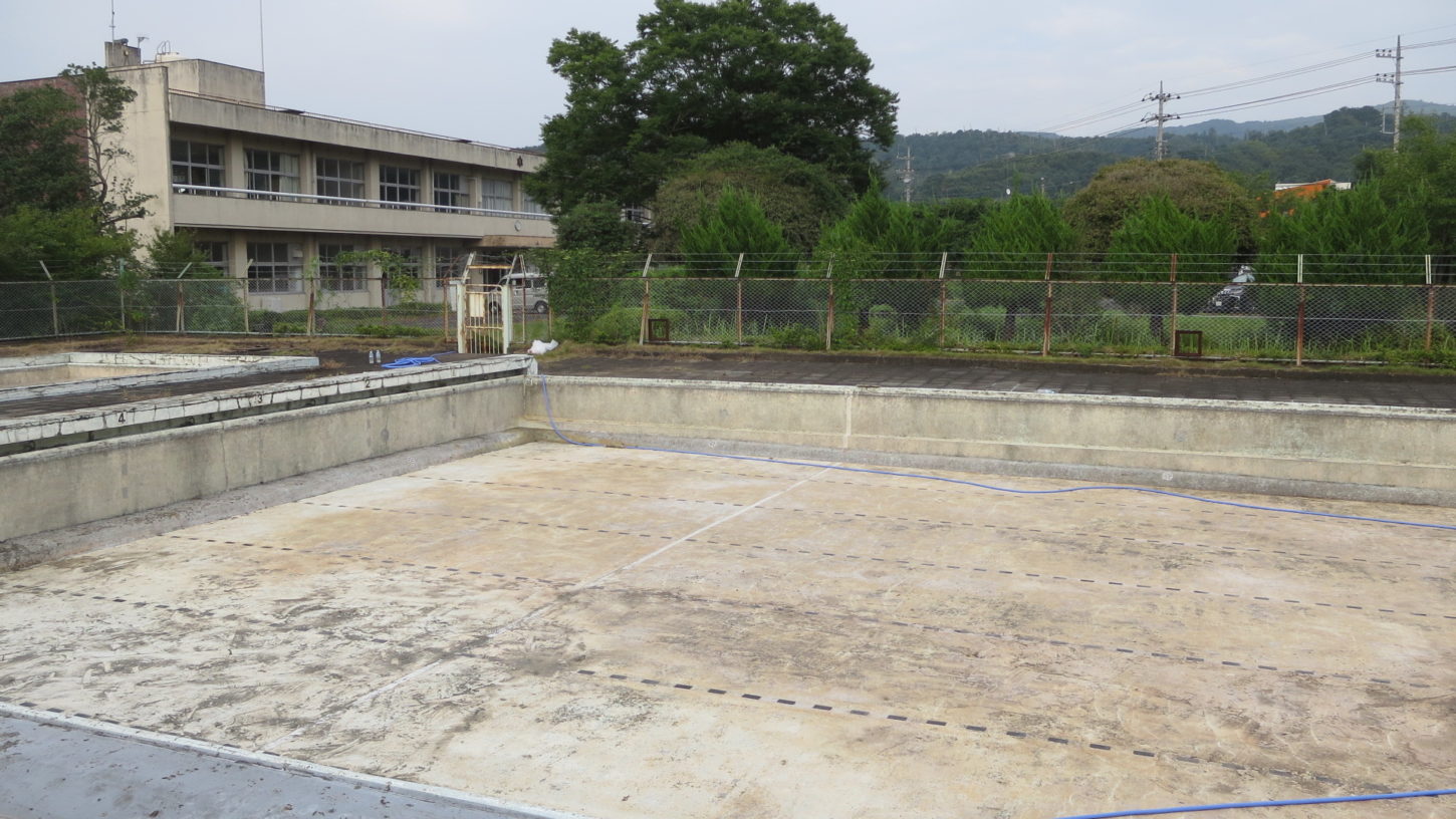 いろいろ撮影できる学校スタジオのプール清掃・底の汚泥完全撤去・プールの底・撮影