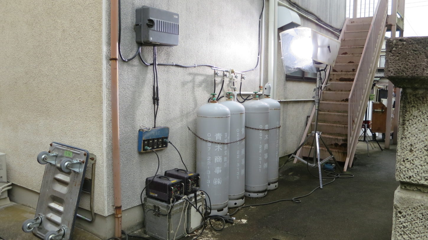 昭和でレトロなアパートスタジオに撮影に来た照明部の雨対策する前の照明機材