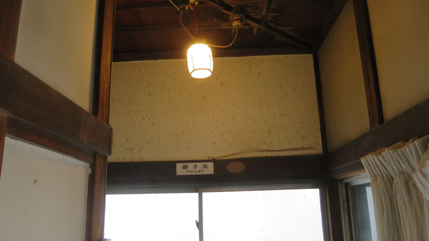 登録有文化財橋本旅館スタジオ・2階・廊下の電気・昭和初期の電気の傘に交換