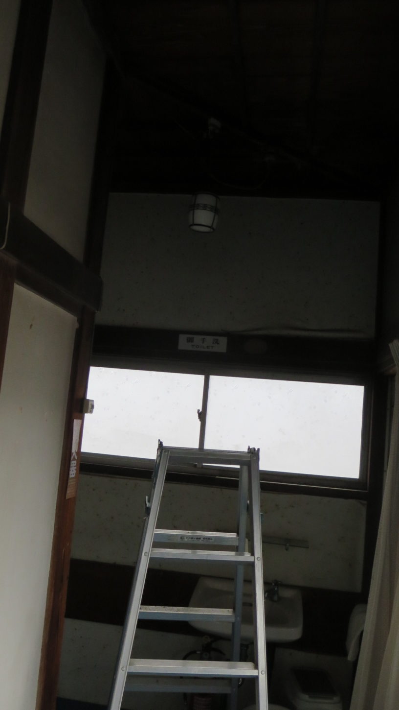 登録有文化財橋本旅館スタジオ・2階・廊下の電気・昭和初期の電気の傘に交換