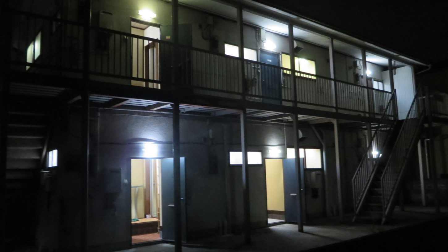 昭和でレトロなアパートスタジオ・夜のロケハン・深夜のシーン・夜の外観・
