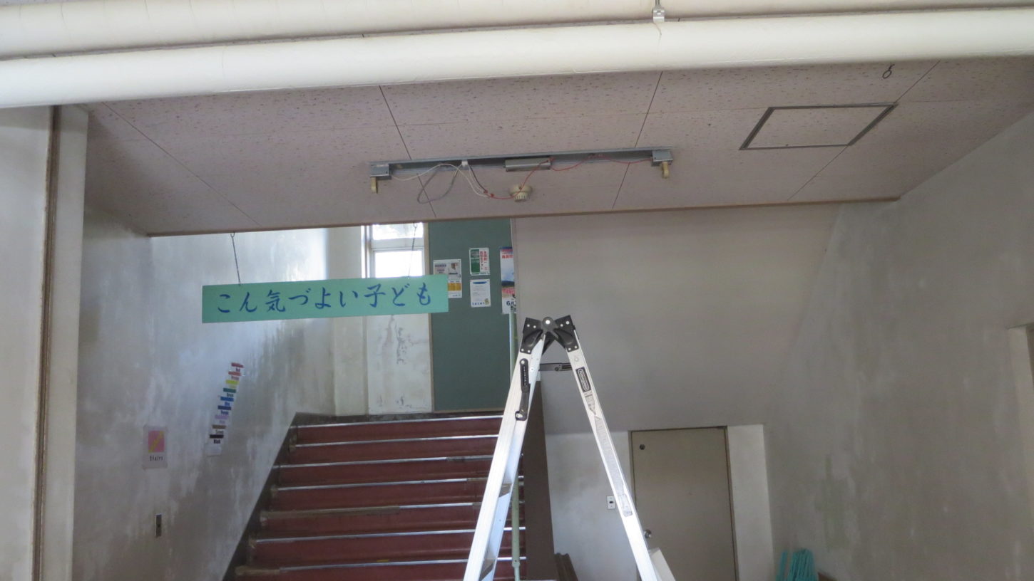 いろいろ撮影できる学校スタジオ・階段周りの蛍光灯・ＬＥＤ照明に交換・配線工事・フリッカー・