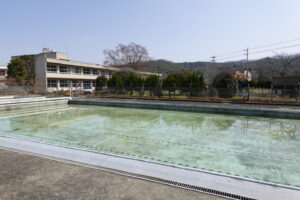 いろいろ撮影できる学校スタジオのプールの水はり開始から４４時間後