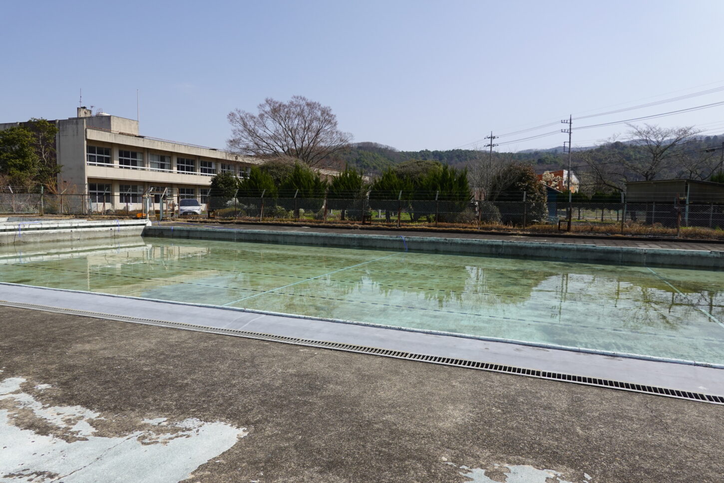 いろいろ撮影できる学校スタジオのプールの水はり開始から４４時間後