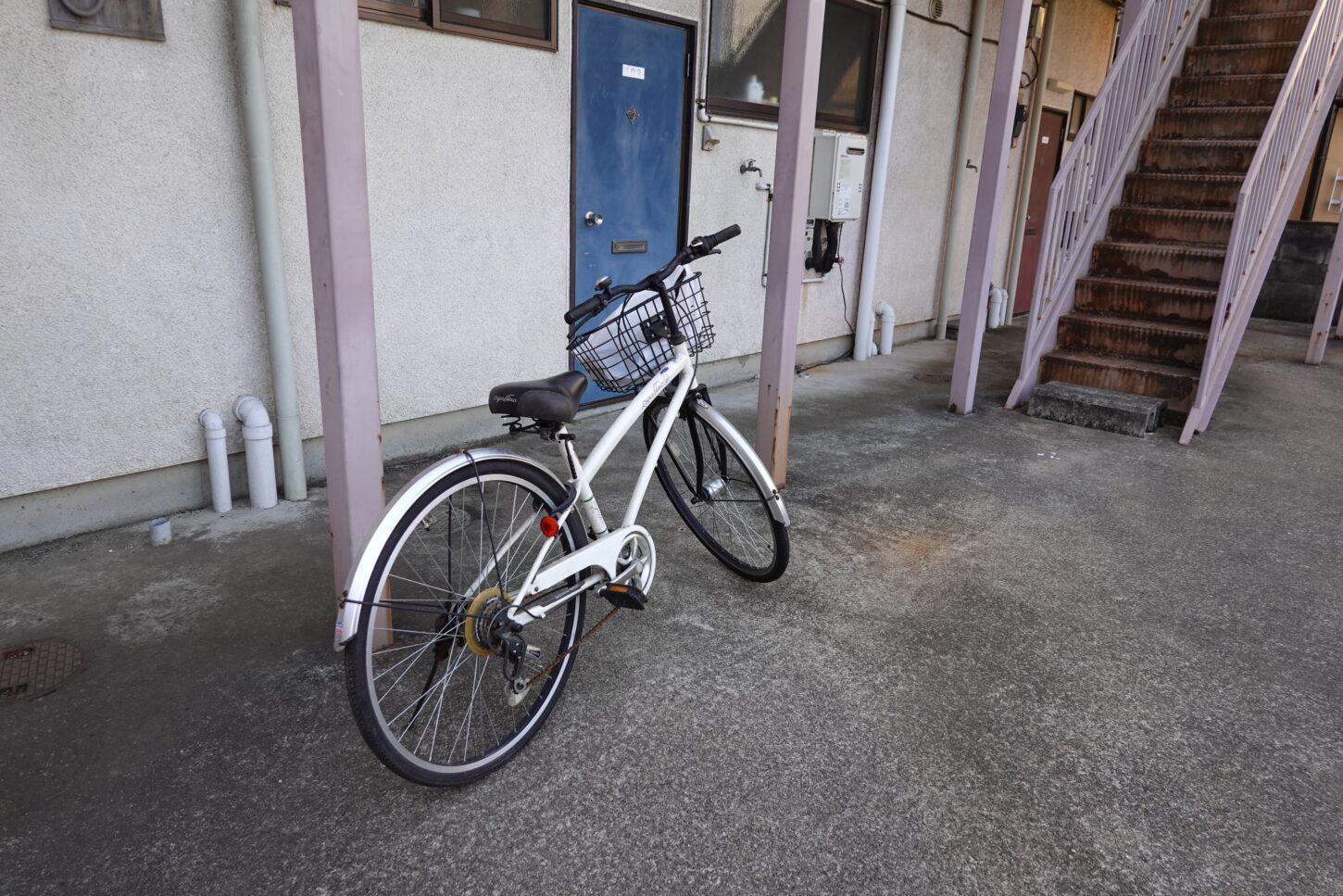 昭和でレトロなアパートスタジオ・美術飾り用で自転車を置きました・外飾り用