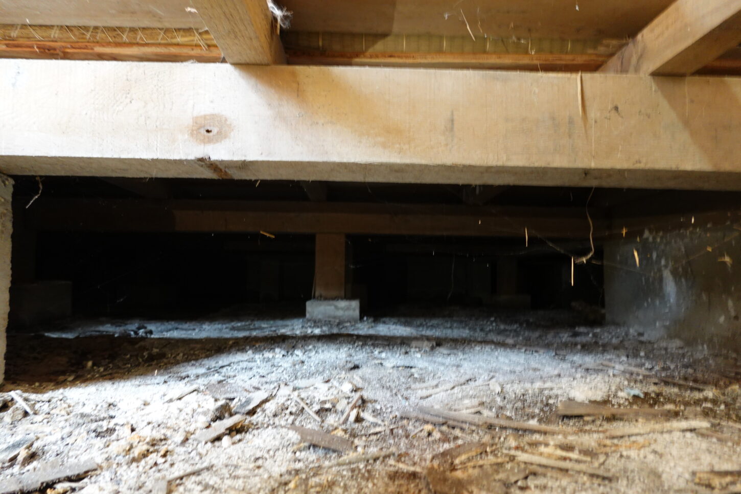 昭和でレトロなアパートスタジオ・床下・開口・床下撮影用プレゼン・事件もの・白骨死体・宝物・土。基礎の切れ目・