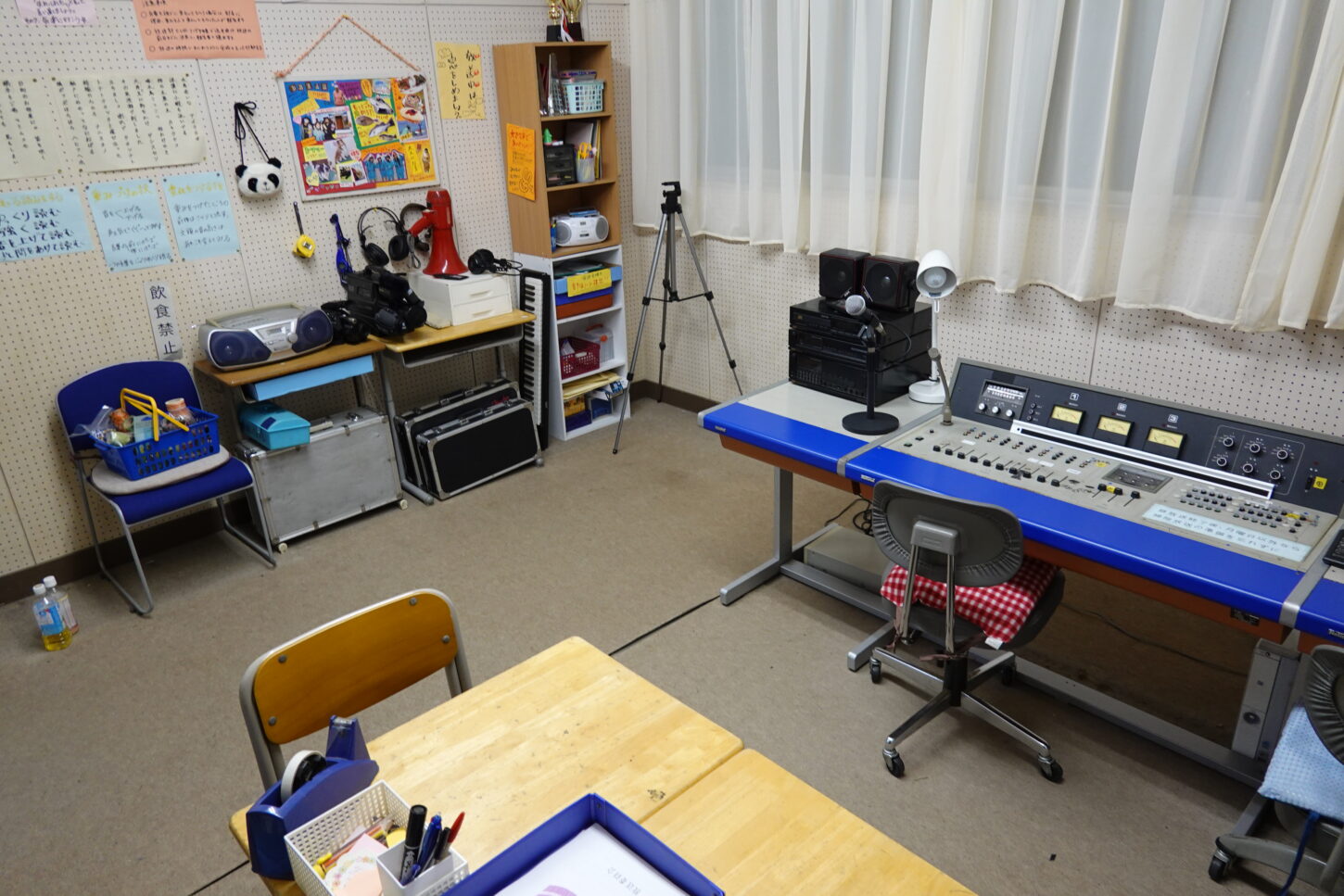 いろいろ撮影出来る学校スタジオ放送室の飾り込み例