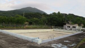 学校のプールは筑波山を背景に撮影もできます