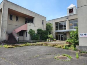 行田学校スタジオ・高校正面玄関・北河原高等学校