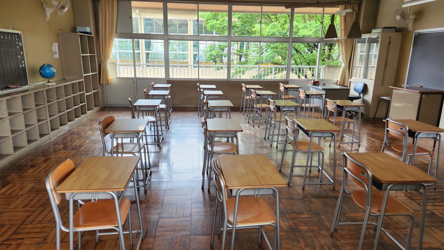 壁を取り外して、高校教室を撮影してみました
