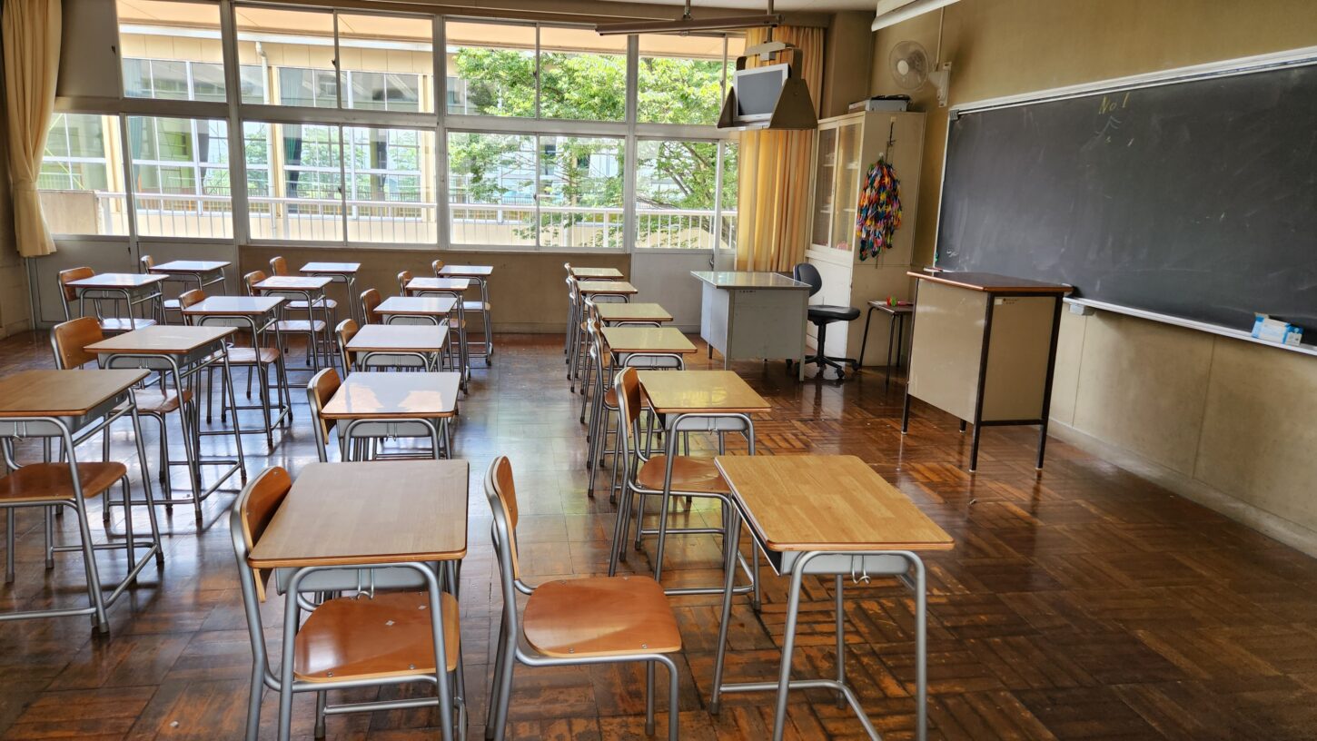 壁を取り外した写真・壁取り外し・行田学校スタジオ・東京都・埼玉県・千葉県・茨城県・関東圏・CM撮影・映画撮影・ミュージックビデオ撮影・再現ドラマ撮影・コスプレイベント・コスプレ撮影・YouTube撮影・ロケ地・ロケ現場・ハウススタジオ・撮影場所・高校生教室・東京近郊・埼玉県・行田市・レンタルスペース・レンタルスタジオ・電動工具・アトリエミカミ管理運営・メインロケハン・ロケハン・オールスタッフロケハン・下見・ロケ弁・ロケ地・ロケ場所郊・学校名看板撮影・撮影場所・撮影地・アトリエミカミ撮影場所管理物件・学校ロケ場所・学校ロケ地・学校・高校スタジオ・映画撮影・ドラマ撮影・再現ドラマ撮影・YouTube撮影・コスプレ撮影・レンタルスタジオ・貸しスタジオ・ハウススタジオ・撮影場所・ロケ地・ロケ場所・アトリエミカミ管理運営・メインロケハン・ロケハン・オールスタッフロケハン・下見・ロケ弁・ロケ地・ロケ場所郊・学校名看板撮影・撮影場所・撮影地・アトリエミカミ撮影場所管理物件・学校ロケ場所・学校ロケ地・学校・高校スタジオ・ロケ弁・日本テレビ・TBSテレビ・テレビ東京・テレビ朝日・NHK・フジテレビ・テレビ大阪・東海テレビ・メーテレ・朝日放送・中京テレビ・名古屋テレビ・北河原高等学校・高校教室