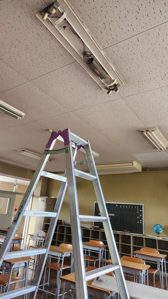 撮影向きのled型の蛍光灯に交換・5500ケルビン・高校生教室・行田学校スタジオ