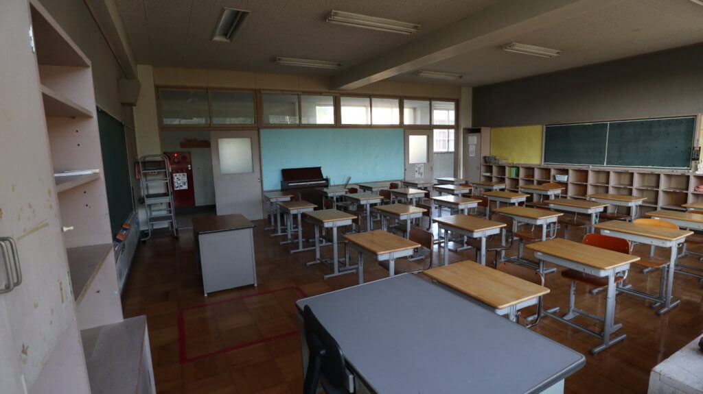 撮影できる学校スタジオ・机と椅子が並ぶ教室