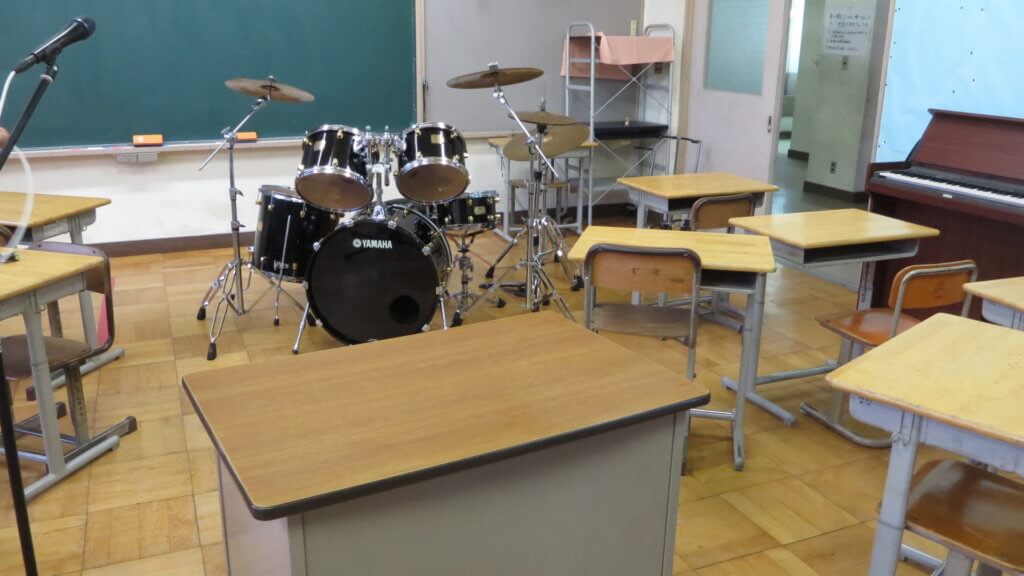 まるまる撮影で使える学校スタジオ・使用してた・楽器・ドラム・教室