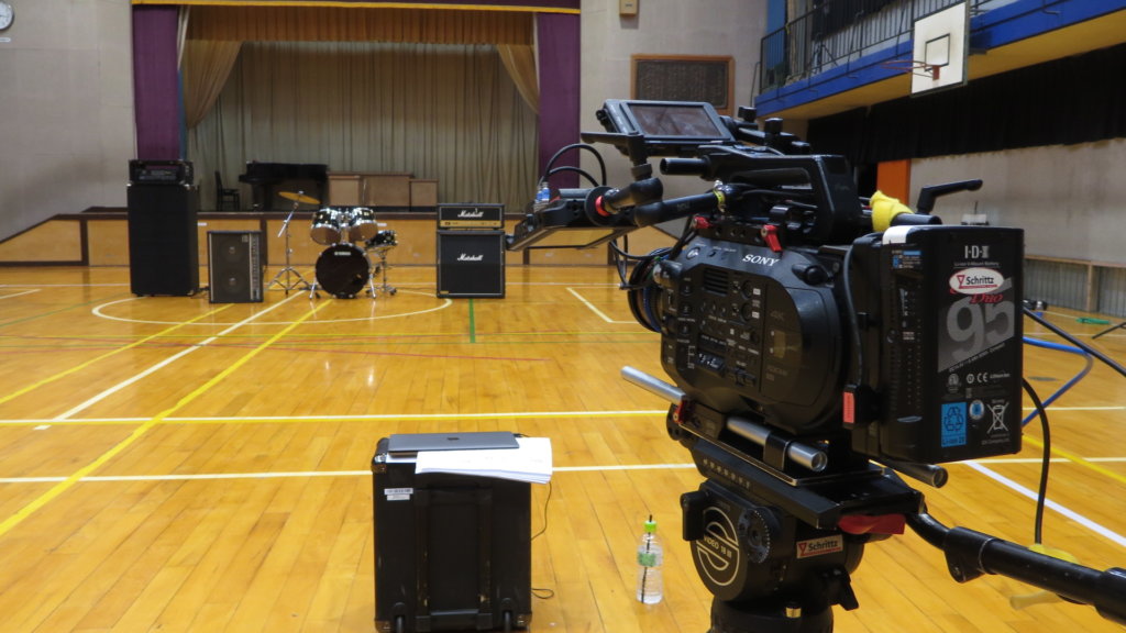 まるまる撮影で使える学校スタジオ・体育館・ドラム設置してカメラで撮影してました
