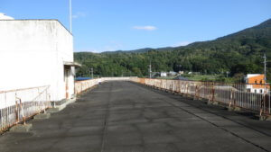 まるまる撮影で使える学校スタジオの屋上から観える筑波山・田舎の学校・ロケ地
