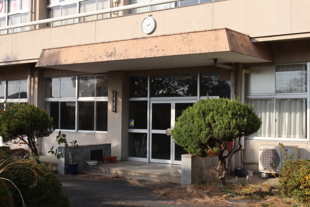 撮影で使える学校スタジオ・正面入り口玄関・東京近郊・ロケ地