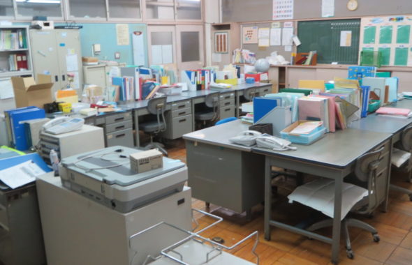 いろいろ撮影できちゃう学校スタジオ・職員室・飾り・美術・バージョンアップ・現役の職員室に復元