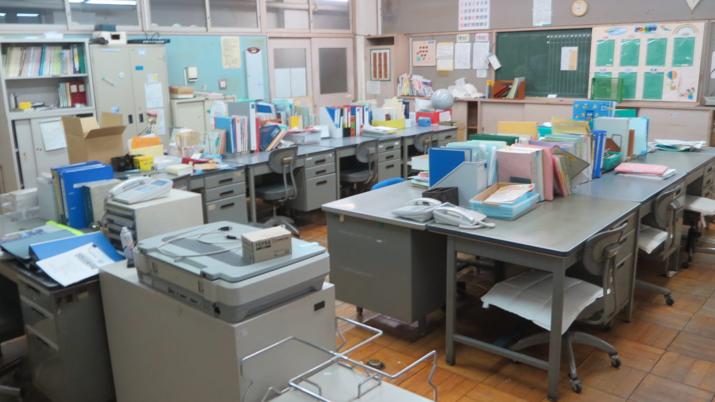 いろいろ撮影できちゃう学校スタジオ・職員室・飾り・美術・バージョンアップ・現役の職員室に復元