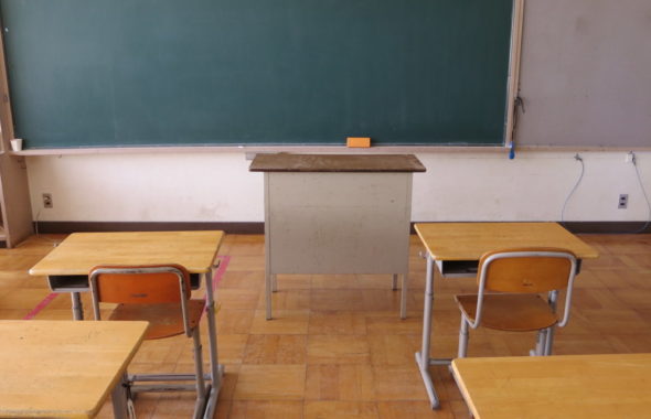 いろいろ撮影できちゃう学校スタジオ・教室・教台・先生・先生の台・台・黒板の前の台