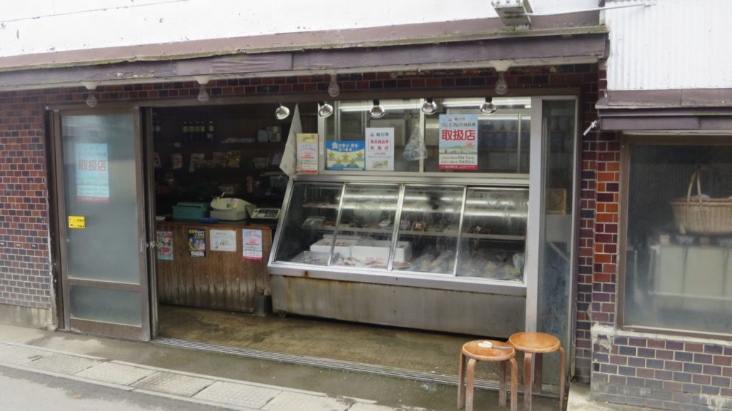いろいろ撮影できちゃう学校スタジオ・近隣のお弁当・魚徳・配達・注文・仕出・撮影ご用達