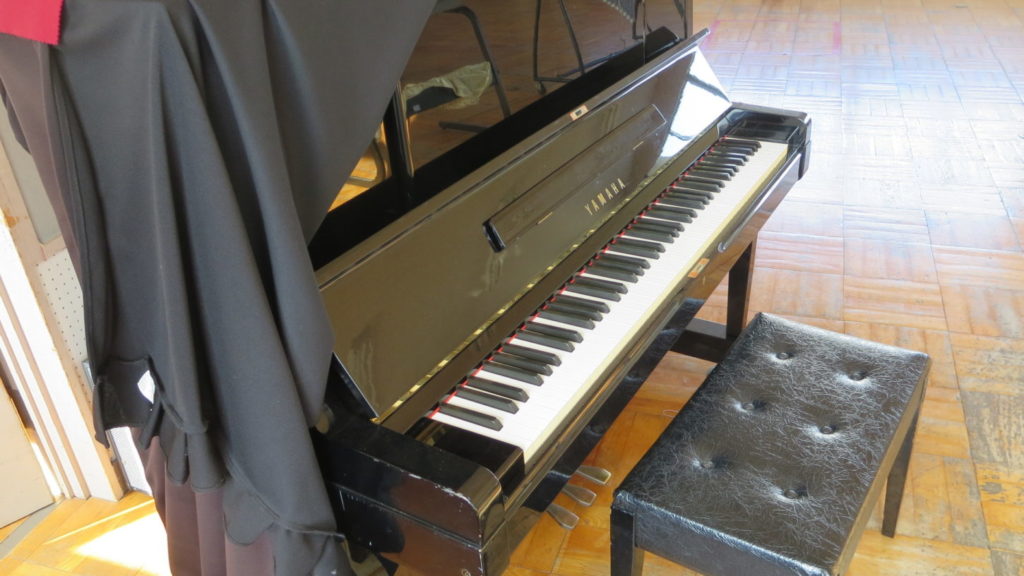 いろいろ撮影できちゃう学校スタジオの音楽室のピアノ
