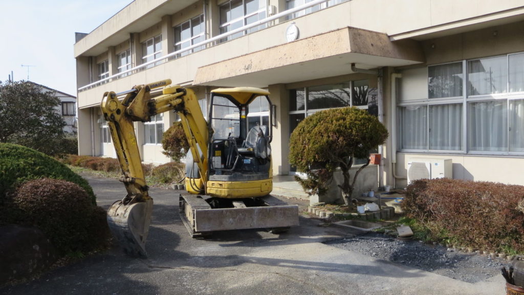 いろいろ撮影できちゃう学校スタジオ・庭・重機・ユンボ・撮影依頼