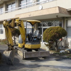 いろいろ撮影できちゃう学校スタジオ・庭・重機・ユンボ・撮影依頼