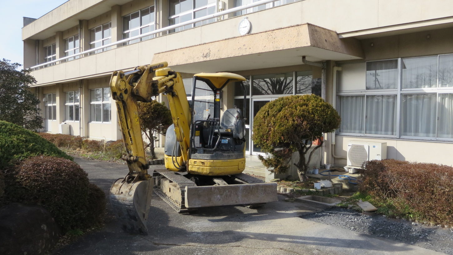 いろいろ撮影できちゃう学校スタジオ・庭・重機・ユンボ・撮影依頼