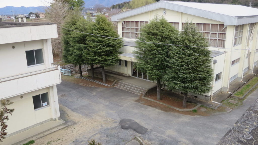 いろいろ撮影できちゃう学校スタジオ・体育館・出入口・校舎屋上から撮影