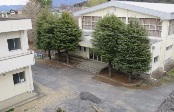 いろいろ撮影できちゃう学校スタジオ・体育館・出入口・校舎屋上から撮影