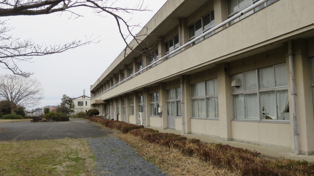 いろいろ撮影できちゃう学校スタジオ・校舎・東側から・桜の木