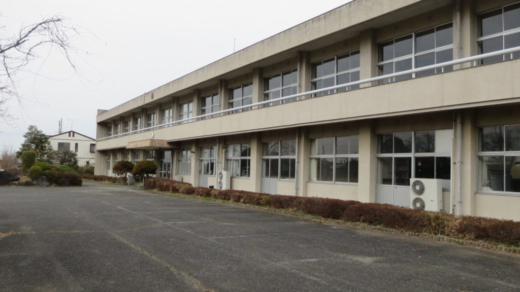 いろいろ撮影できちゃう学校スタジオ・校舎・東側から・桜の木