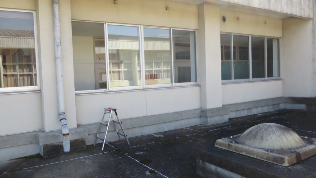 いろいろ撮影できる学校スタジオ・昇降口・下駄箱・上から学校登校シーン・カメラポジション・学校門・俯瞰撮影