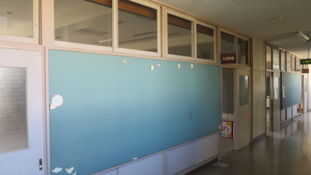 いろいろ撮影できる学校スタジオ・昇降口・下駄箱・上から学校登校シーン・カメラポジション・学校門・俯瞰撮影