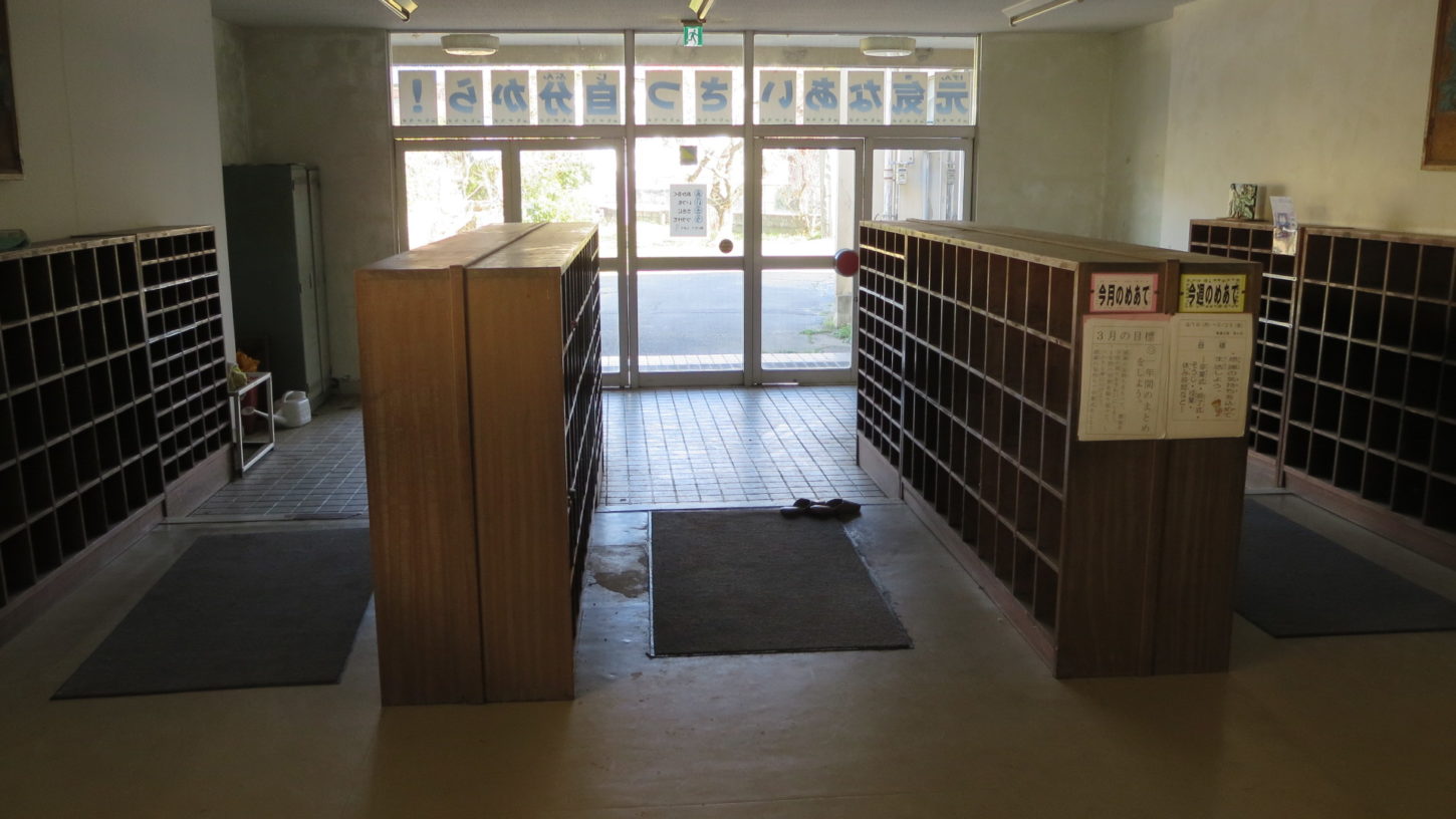 いろいろ撮影できる学校スタジオ・昇降口・下駄箱・上から学校登校シーン・カメラポジション・学校門・俯瞰撮影