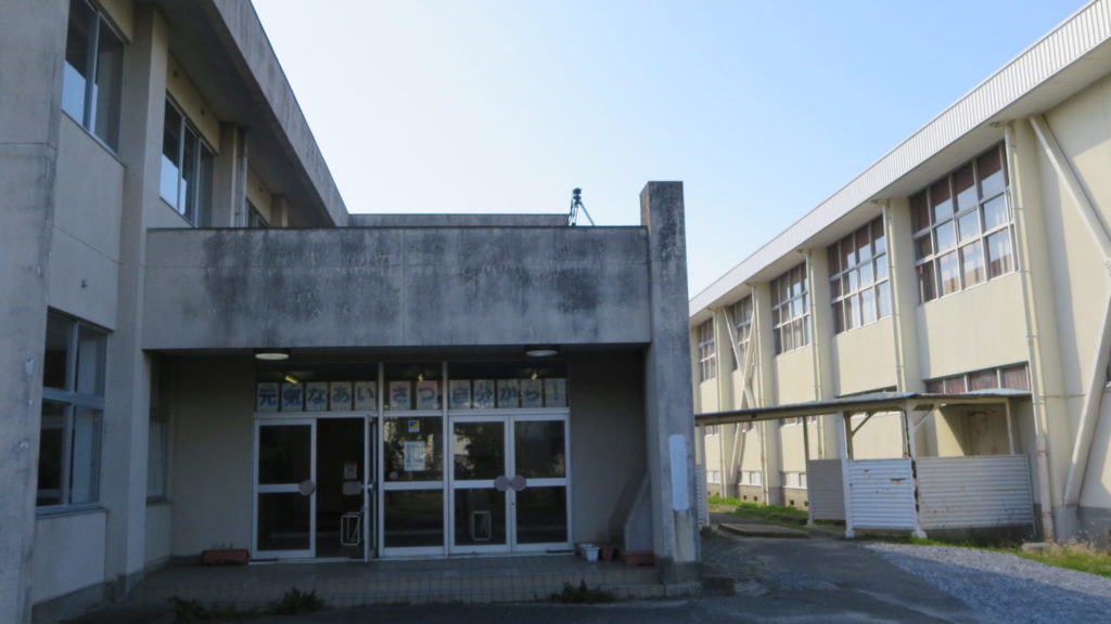 いろいろ撮影できる学校スタジオ・昇降口・下駄箱・上から学校登校シーン・カメラポジション・学校門・俯瞰撮影