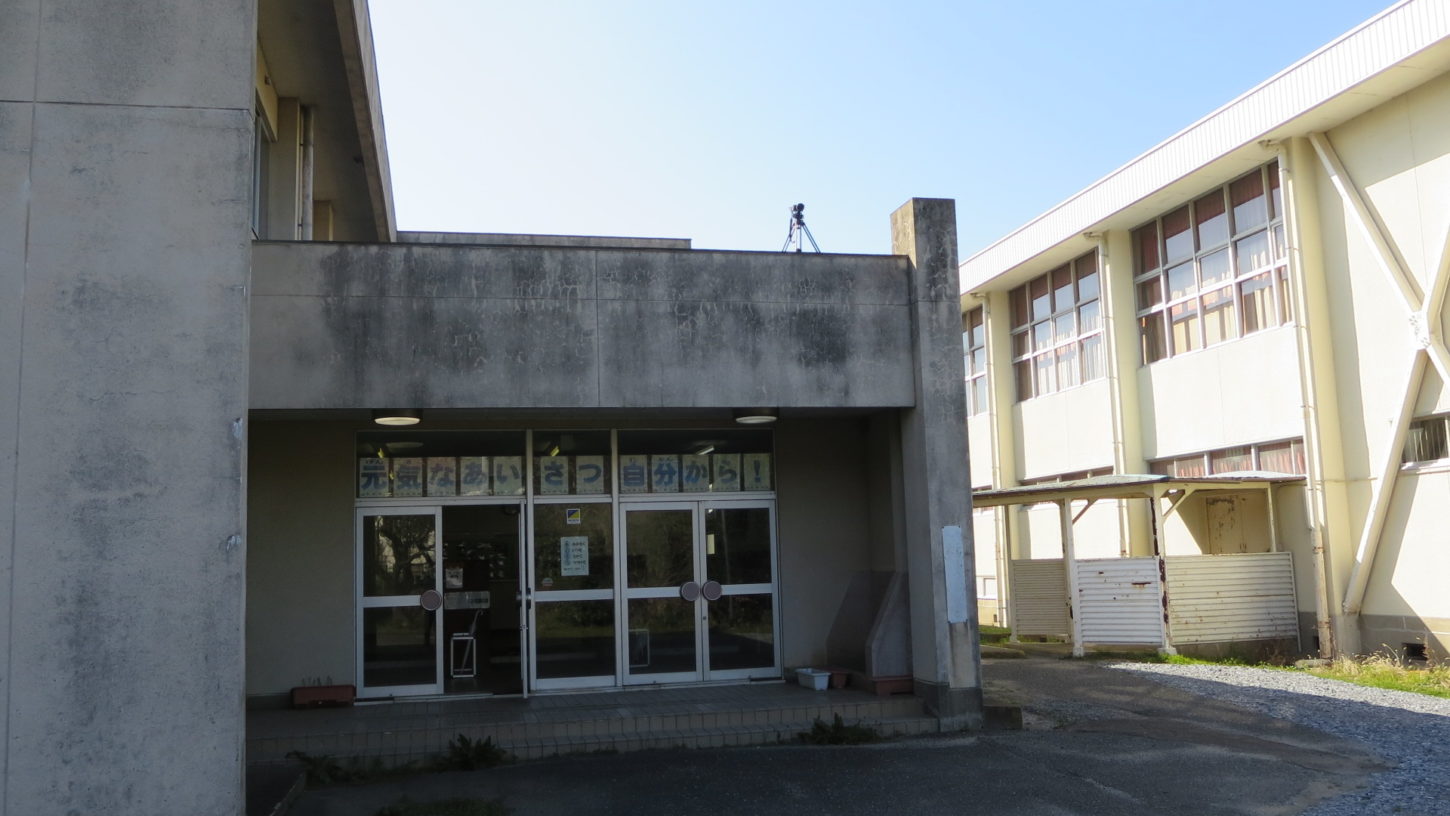 いろいろ撮影できる学校スタジオ・昇降口・下駄箱・上から学校登校シーン・カメラポジション・学校門・俯瞰撮影