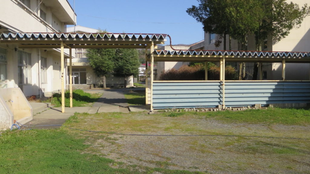 いろいろ撮影できちゃう学校スタジオ・渡り廊下・学校中庭・学校イメージ