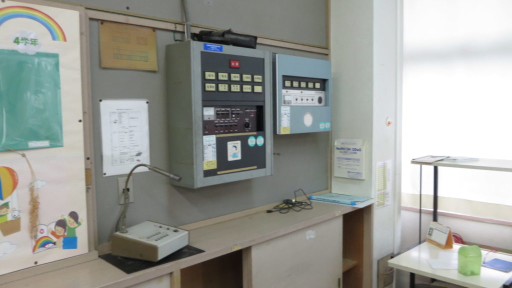 いろいろ撮影できちゃう学校スタジオ・職員室・計器類