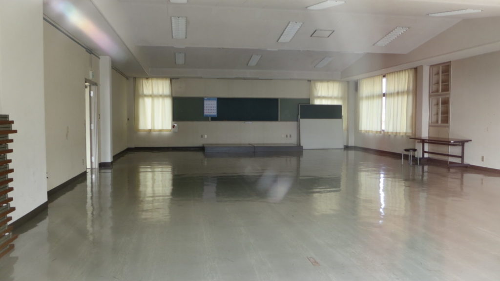 いろいろ撮影できちゃう学校スタジオ近所の撮影できる、公民館設定の場所・ロケーションコーデネーㇳ物件