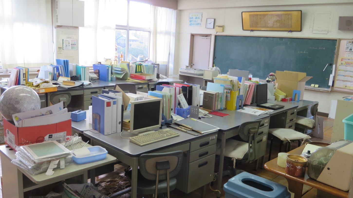 いろいろ撮影できちゃう学校スタジオの職員室・机の上の・パソコン・飾り・美術セット